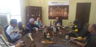 EQUIPE REUNIDA NO TREZE DESTA QUARTA-FEIRA