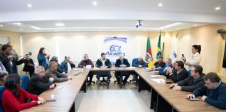 GOVERNADOR EDUARDO LEITE SE REÚNE COM PREFEITOS DA REGIÃO SUL