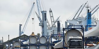 PÁS PARA PARQUE EÓLICO DESEMBARCAM NO PORTO DE RIO GRANDE
