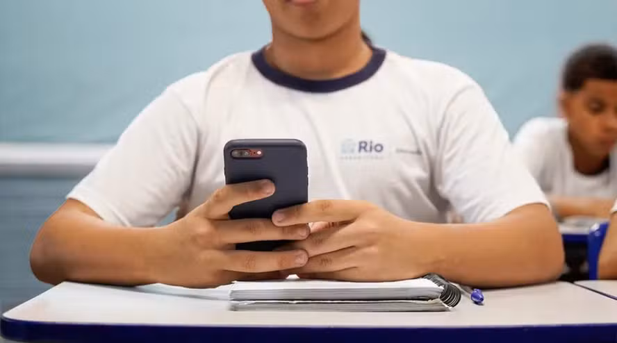 SOCIEDADE DE PEDIATRIA DO RS AVALIA IMPACTOS DA LEI QUE RESTRINGE O USO DE CELULARES NAS ESCOLAS