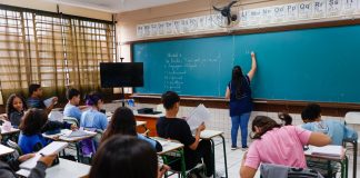 ARTIGO – CRISE DA INFORMAÇÃO: A SOLUÇÃO ESTÁ NA ESCOLA!