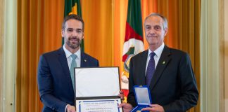 PRESIDENTE DO CONSELHO DA CMPC RECEBE A MEDALHA MAUÁ POR SUAS CONTRIBUIÇÕES AO RS