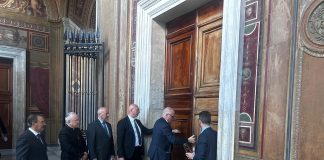 IMAGENS DO FECHAMENTO DAS ENTRADAS DO CONCLAVE DO PALÁCIO APOSTÓLICO 2025