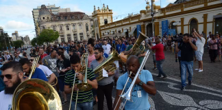 COM RUAS E TEATRO LOTADO, 14º FESTIVAL INTERNACIONAL DE MÚSICA INICIA EM PELOTAS