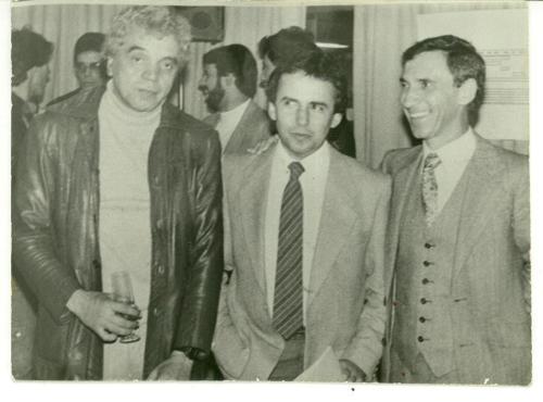 Jornalistas Paulo Santana, Clayton Rocha e Lauro Quadros em evento realizado na sede da RBS, em Porto Alegre, antes da partida para o México, para a cobertura da Copa do Mundo de 1986. Ao fundo ainda se vê Nelson Sirotsky e o narrador Haroldo Santos.